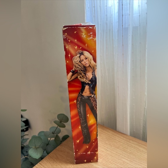 Mattel Shakira Doll Box - Blonde, Black, Orange - Picture 3 of 7